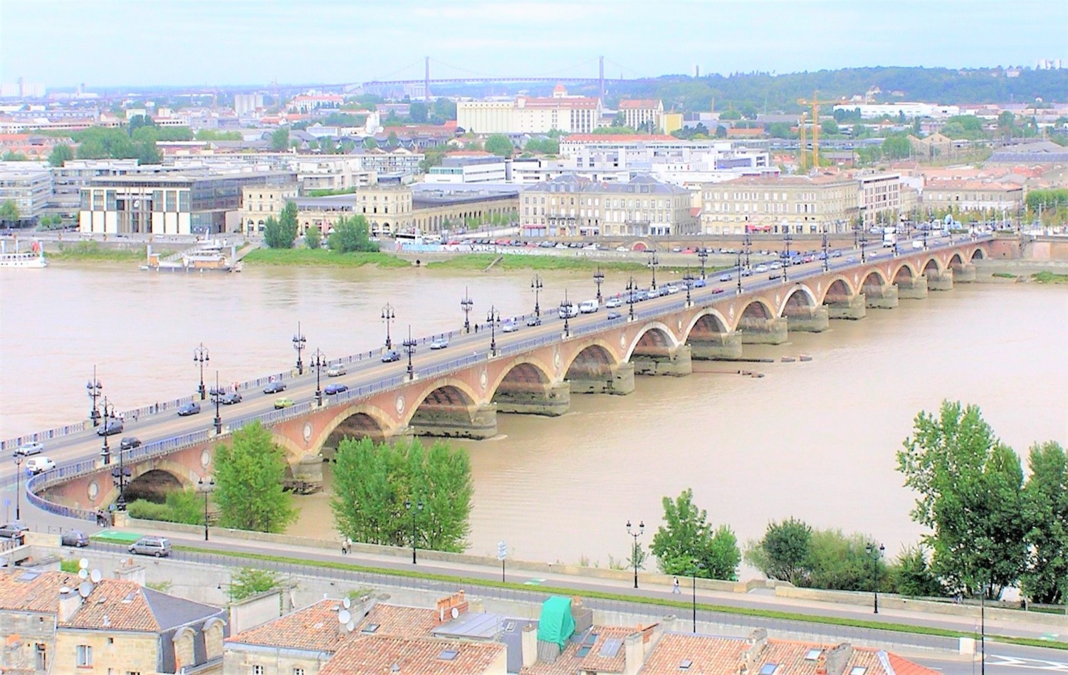 Le Pont de Pierre et la Garonne à Bordeaux