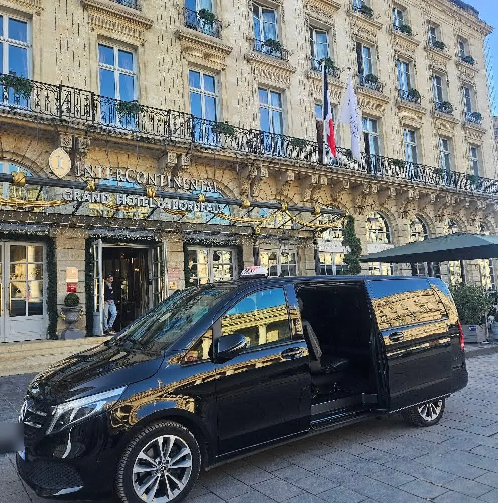 Le van Mercedes Classe V de Taxi Richard devant l'InterContinental Grand Hôtel de Bordeaux